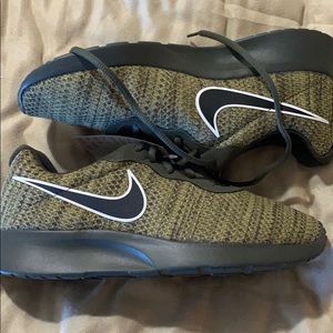 Nike tanjun running shoe